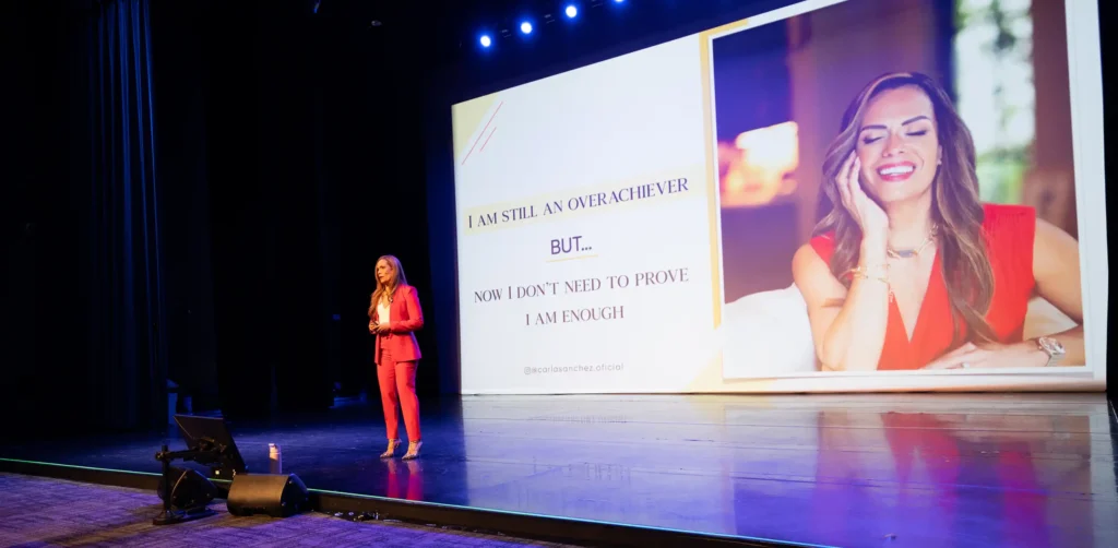 Carla Sanchez Conferencista Escenario